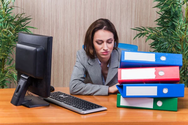 Müde Frau gestresst mit zu viel Arbeit — Stockfoto