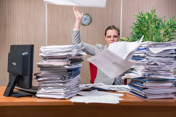 Бізнес-леді під стресом працює в офісі — стокове фото