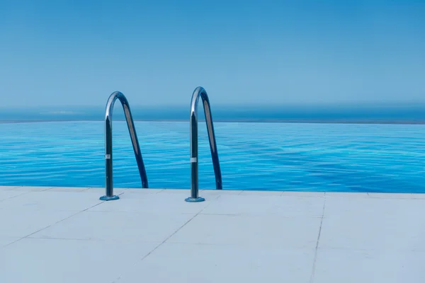 Infinity pool on the bright summer day — Stock Photo, Image