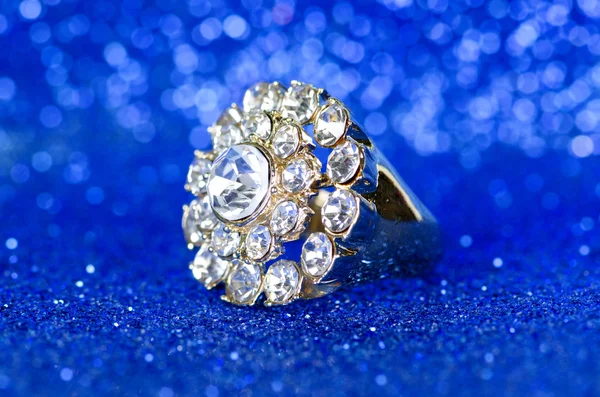 Bague bijoux sur fond bleu — Photo