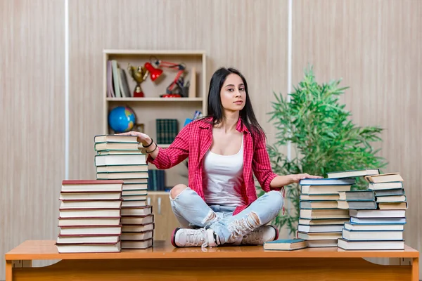 Jonge vrouwelijke student bereidt zich voor op college tentamens — Stockfoto
