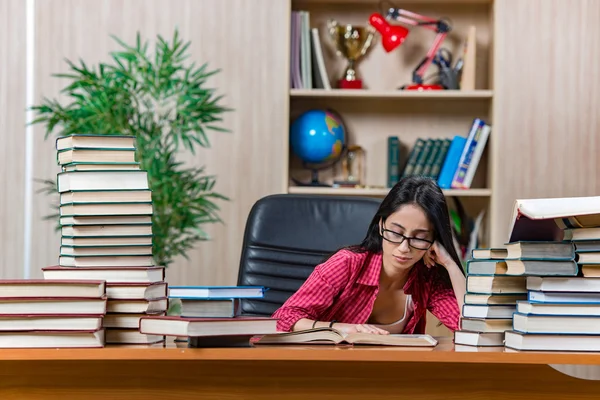 Giovane studentessa che si prepara per gli esami di scuola superiore — Foto Stock