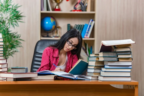 Jonge vrouwelijke student bereidt zich voor op college tentamens — Stockfoto