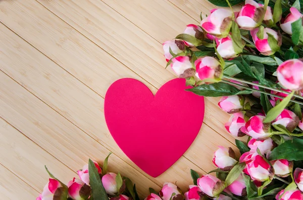 Rosas e cartão de forma de coração para sua mensagem — Fotografia de Stock