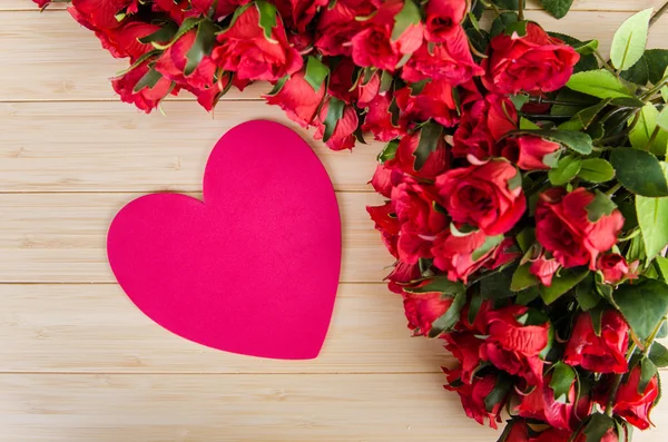 Rosas y tarjeta de forma de corazón para su mensaje — Foto de Stock