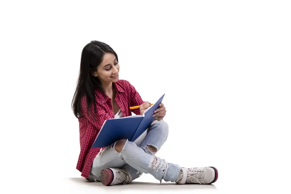 Giovane studentessa preparazione per gli esami — Foto Stock