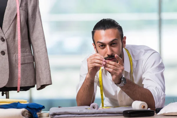 Joven sastre trabajando en el nuevo diseño de ropa —  Fotos de Stock