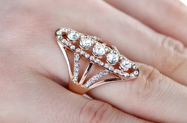 Prsten se šperky na prstu — Stock fotografie