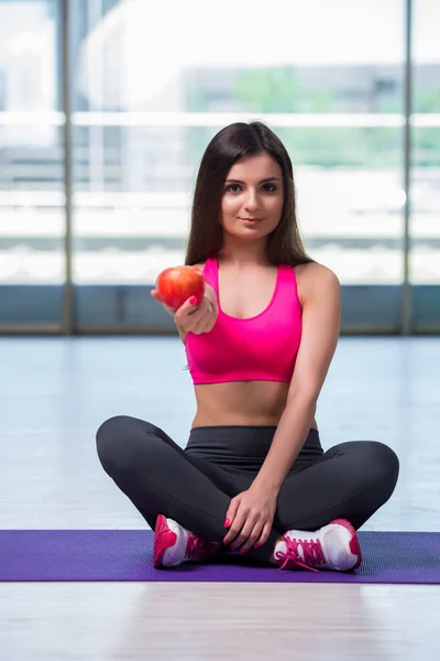 健康概念の赤いリンゴを食べる若い女性 — ストック写真