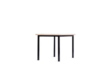 Üzerinde beyaz izole masa mobilya