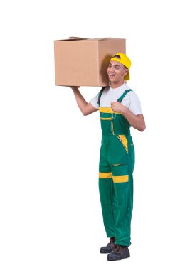 Genç adam hareketli kutular üzerinde beyaz izole