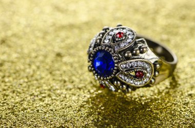 Mücevher yüzük parlak bir arka plana dayanır