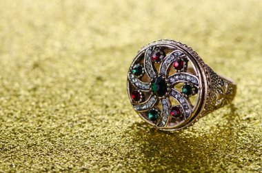 Mücevher yüzük parlak bir arka plana dayanır