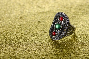 Mücevher yüzük parlak bir arka plana dayanır