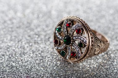 Mücevher yüzük parlak bir arka plana dayanır