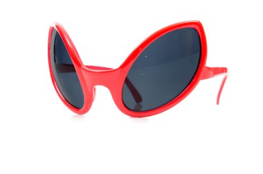 Beyaz üzerine izole edilmiş kırmızı güneş gözlükleri.