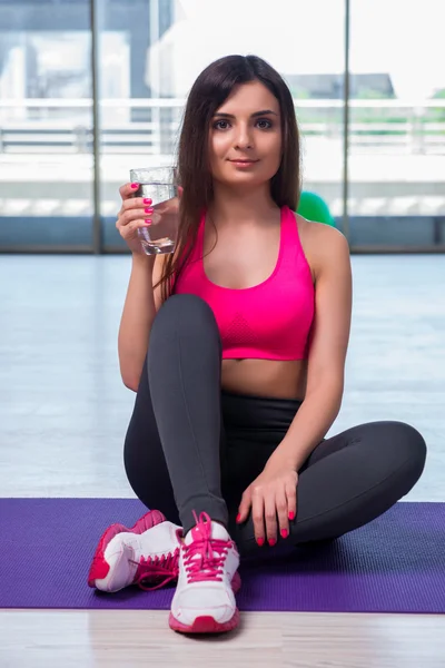 Giovane donna che beve acqua dolce nel concetto di salute — Foto Stock