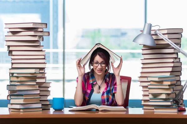 Jovem estudante se preparando para exames — Fotografia de Stock