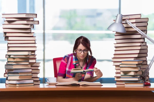 Ung kvinna student förbereder sig för college tentor — Stockfoto