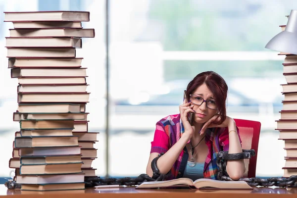 Jovem estudante se preparando para exames universitários — Fotografia de Stock