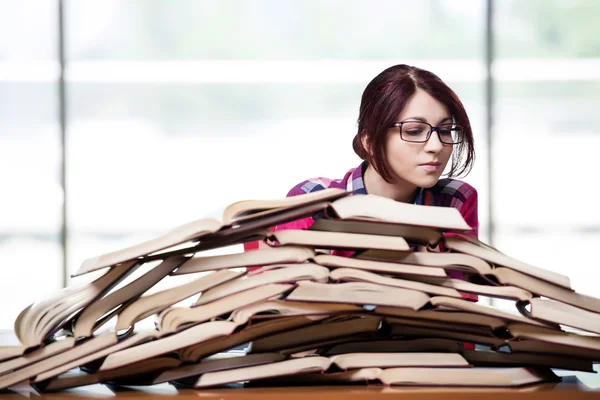 Ung kvinna student förbereder sig för college tentor — Stockfoto