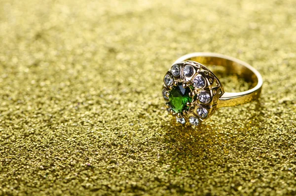 Gioielli anello su sfondo lucido — Foto Stock