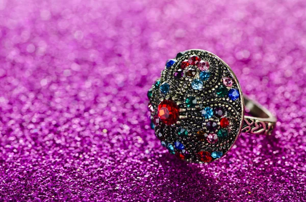 Jewellery ring against shiny background — Stock Photo, Image