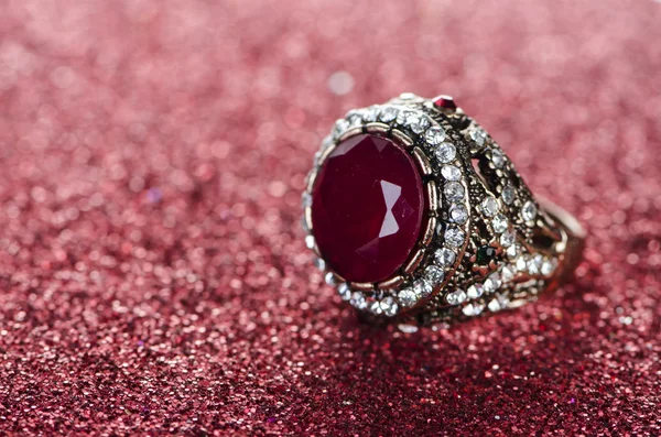 Anillo de joyería sobre fondo brillante — Foto de Stock