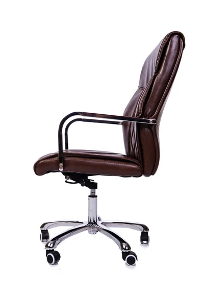 Cadeira de escritório de couro marrom isolado no branco — Fotografia de Stock