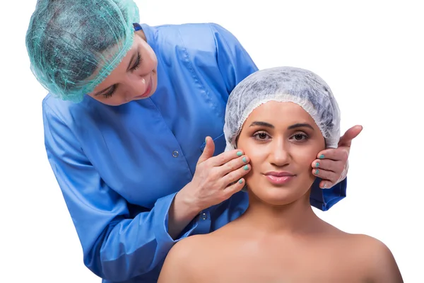 Giovane donna che si prepara per la chirurgia plastica isolata su bianco — Foto Stock