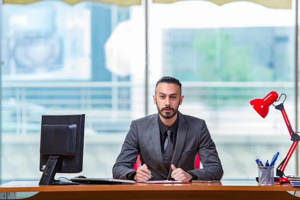 Happy affärsman sitter vid skrivbordet — Stockfoto