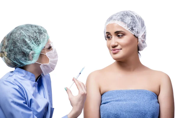 Mujer joven que se prepara para la cirugía plástica aislada en blanco — Foto de Stock