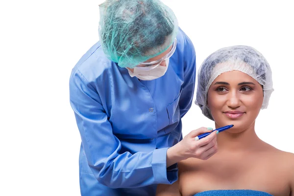 Junge Frau bereitet sich auf plastische Chirurgie vor — Stockfoto