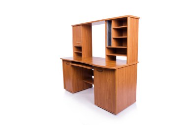 Beyaz arka plan üzerinde izole bilgisayar ev büro