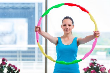 Genç kadının spor salonu sağlık kavramı egzersizler yapması