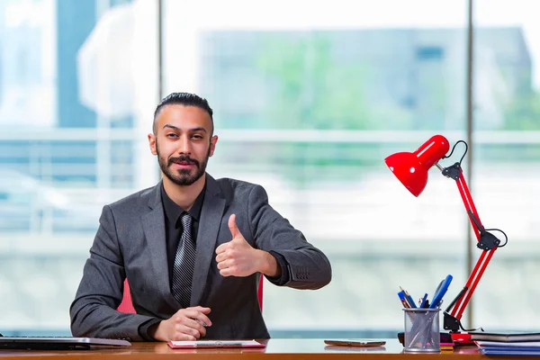 Man med sina tummar upp i kontoret skrivbordet — Stockfoto