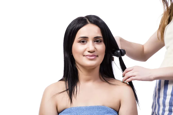 Mujer joven consiguiendo pelo más liso aislado en blanco —  Fotos de Stock