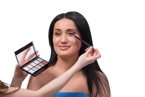 Jovem mulher ficando maquiagem isolada no branco — Fotografia de Stock