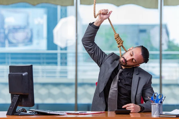 Empresário enforcando-se após a falência — Fotografia de Stock