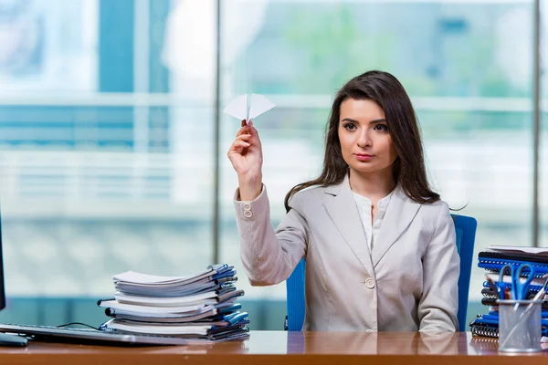 Empresária sentada na mesa do escritório — Fotografia de Stock