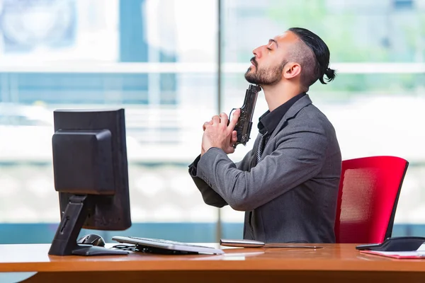 Désespéré homme cassé se suicidant dans le bureau — Photo