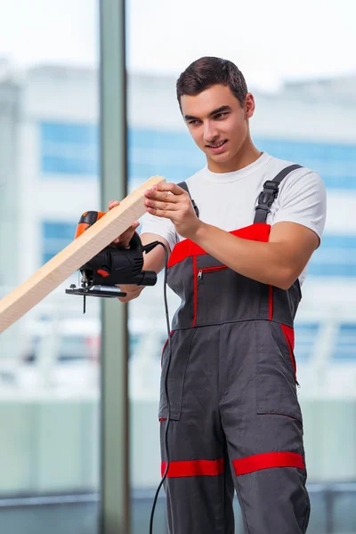 Jovem carpinteiro trabalhando no canteiro de obras — Fotografia de Stock