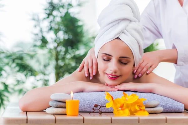 Mujer joven en concepto de spa — Foto de Stock