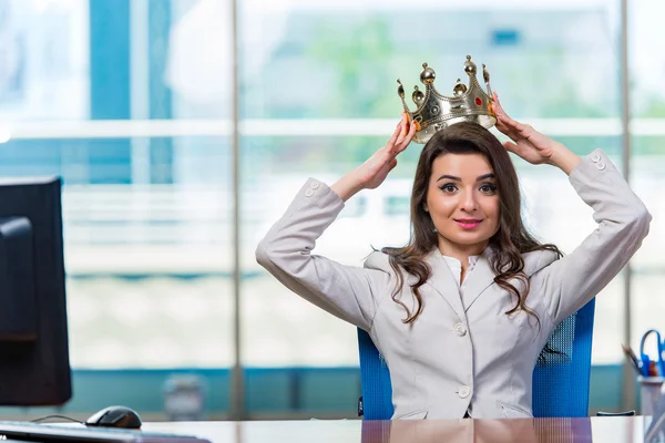 Empresária sentada na mesa do escritório — Fotografia de Stock