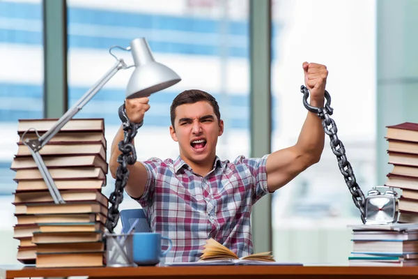 Giovane uomo che si prepara per gli esami di laurea al college — Foto Stock