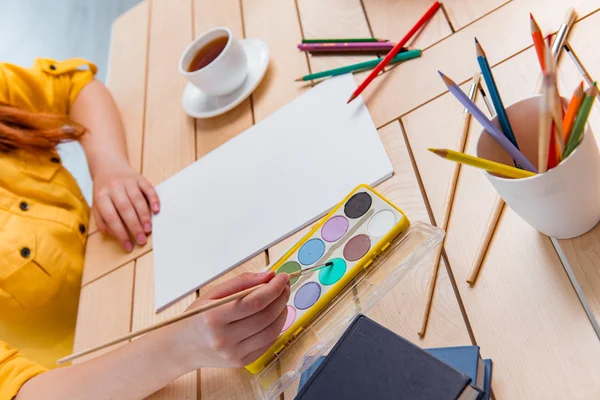 Jovem escola gilr desenho de fotos em casa — Fotografia de Stock