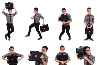 Evrak çantalı genç bir çalışan beyaza izole edilmiş.