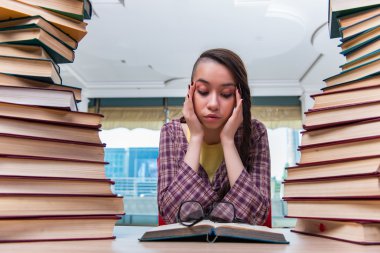 Sınavlara hazırlanan genç kız öğrenci.