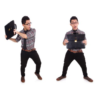 Evrak çantalı genç bir çalışan beyaza izole edilmiş.