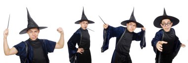 Komik bilge büyücü beyazda izole edilmiş.